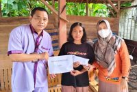 Salah satu keluarga korban kecelakaan kerja di RS. PKU Muhammadiyah, warga Desa Bacem, Blora yang mendapatkan santunan dari Manajemen, RS. PKU Muhamadiyah.