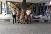 Listyio Utomo, Plt. Kepala UPT Wilayah bersama petugas pasar.
