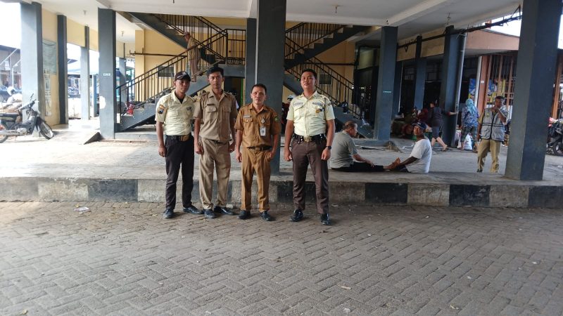 Listyio Utomo, Plt. Kepala UPT Wilayah bersama petugas pasar.