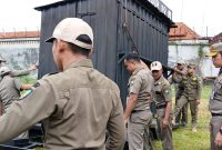 Satpol PP Blora lakukan penertiban lapak liar di eks pasar lama.