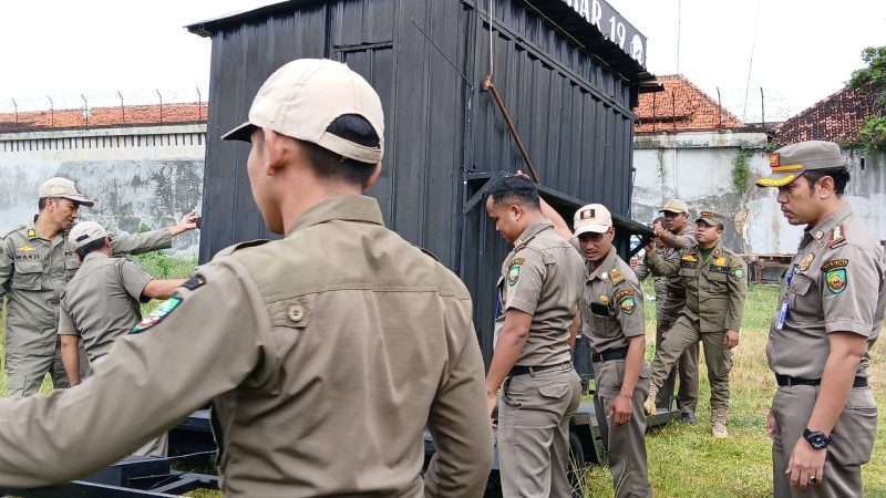 Satpol PP Blora lakukan penertiban lapak liar di eks pasar lama.
