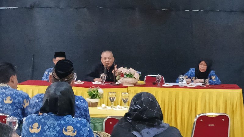 Ketua Komite SMP Negeri 1 Blora, Slamet Pamudji gelar rapat koordinasi dengan ketua paguyuban kelas bersama Kepala SMP Negeri 1 Blora Ainur Rofiq di Aula.