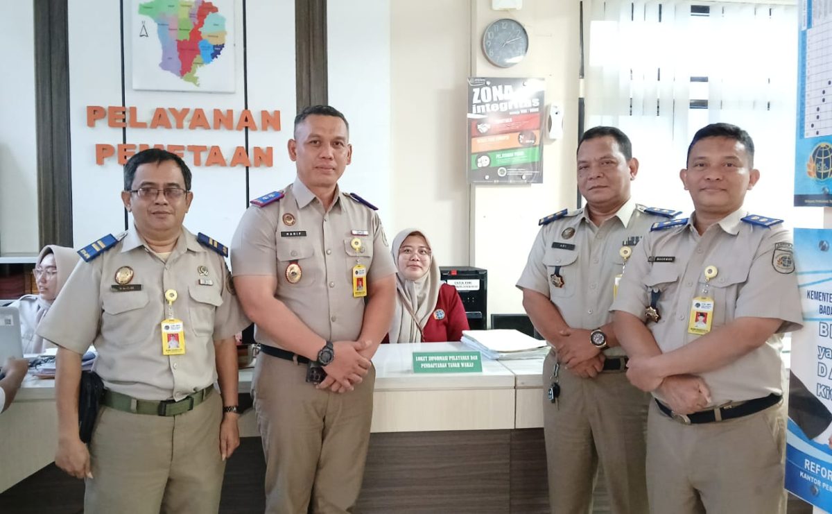 Kepala Kantor ATR/BPN Kabupaten Blora, Rarif Setiawan bersama Kepala Seksi Penetapan Hak dan Pendaftaran, Supriadi saat meninjau langsung layanan khusus sertifikat wakaf.