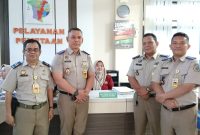 Kepala Kantor ATR/BPN Kabupaten Blora, Rarif Setiawan bersama Kepala Seksi Penetapan Hak dan Pendaftaran, Supriadi saat meninjau langsung layanan khusus sertifikat wakaf.