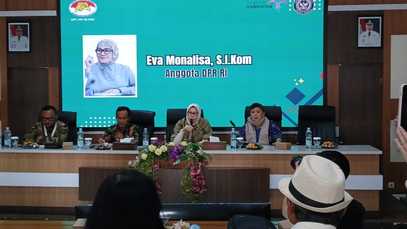 Anggota Komisi VII DPR RI, Eva Monalisa gelar bimbingan teknis di Gendung C Kantor Dinas Pendidikan Blora.