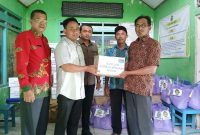 Ketua DPRD Blora, Mustopa bersama Wakil Ketua DPRD Lanova Chandra Tirtaka memberikan bantuan paket sembako di Desa Mojorembun, Kradenan,