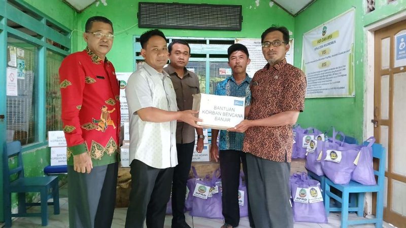 Ketua DPRD Blora, Mustopa bersama Wakil Ketua DPRD Lanova Chandra Tirtaka memberikan bantuan paket sembako di Desa Mojorembun, Kradenan,