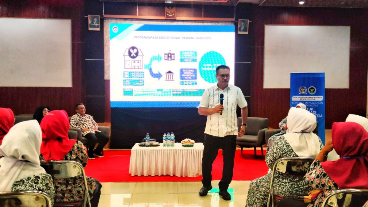Anggota Komisi IX DPR RI Edy Wuryanto saat melakukan sosialisasi progam makan bergizi gratis di Gedung DPD PPNI Kabupaten Blora bersama ratusan bidan.