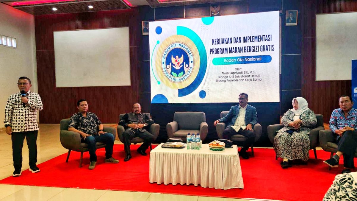 Alwin Supriadi, Staf Ahli Program Kerja dan Promosi Badan Gizi Nasional saat memberikan sosialisasi progam makan bergizi gratis (MBG) di Gedung DPD PPNI Kabupaten Blora.