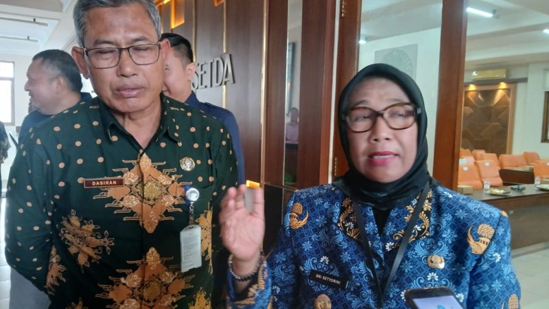 Wakil Bupati Blora, Sri Setyorini didampingi Asisten dua, Dasiran di ruang Sekda Blora.