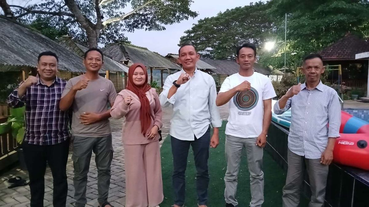 M. Muchorobin, Camat Plantungan, Kabupaten Kendal bertemu dengan Kepala Desa Plantungan di Cafe dan Resto Segoro Madu Tempuran, Blora.