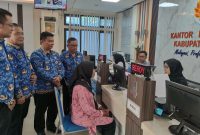 Kepala Seksi Penetapan Hak dan Pendaftaran Bidang Tanah, Supriadi saat mendampingi pelayanan di Kantor ATR/BPN Blora.