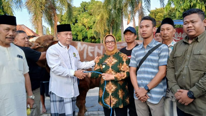 Wakil Bupati Blora, Sri Setyorini menyerahkan sapi kurban kepada Ketua Yayasan Masjid Baitunur Blora, H. Abdul Ghoni di Alon - Alon Blora.