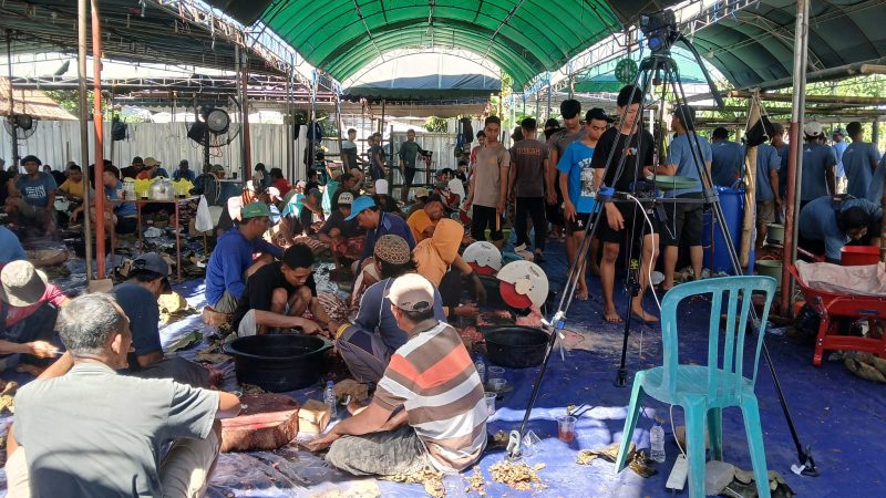 Suasana di Halaman Masjid Moetiah Blora pada saat penyembelihan hewan qurban.