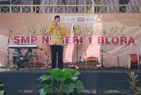 Kepala SMP Negeri 1 Blora, Ainur Rofiq saat memberikan sambutan kenangan kasih kelas IX di halaman sekolah .
