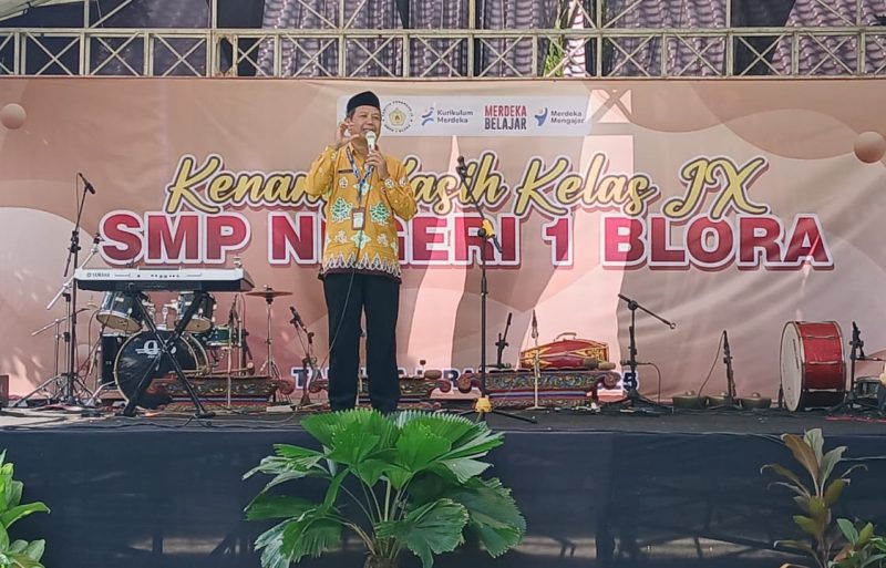 Kepala SMP Negeri 1 Blora, Ainur Rofiq saat memberikan sambutan kenangan kasih kelas IX di halaman sekolah .
