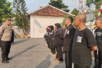 Kapolsek Blora Kota, AKP Rustam memberikan arahan dan himbauan langsung kepada 73 calon warga PSHT di halaman Polsek Blora.