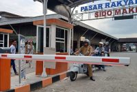 Kepala Dindagkop UKM Blora, Kiswoyo melakukan uji coba E - Parkir Pasar Sido Makmur Blora.