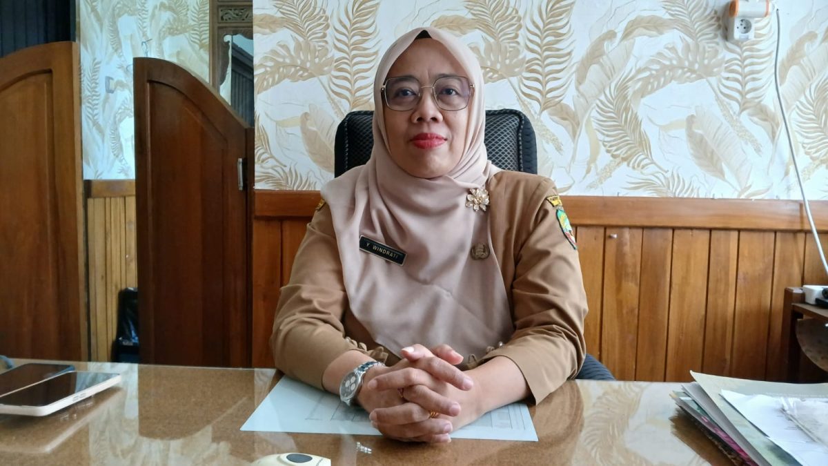Kepala Dinas Pemberdayaan Masyarakat dan Desa (PMD) Blora, Yayuk Windrati diruang kerjanya.