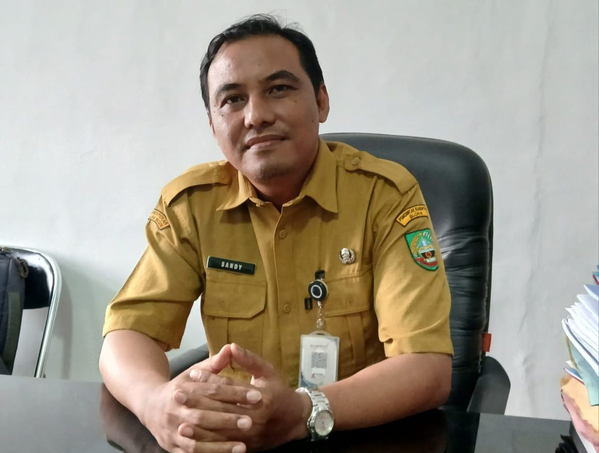 Kepala Bidang Sarana dan Prasarana (Sarpras) Dinas Pendidikan Blora, Sandy Tresna Hadi di ruang kerjanya.