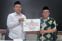 Ketua BAZNAS Blora, H. Sutaat berikan bantuan  kepada perwakilan Dinas Pendidikan digedung setempat.