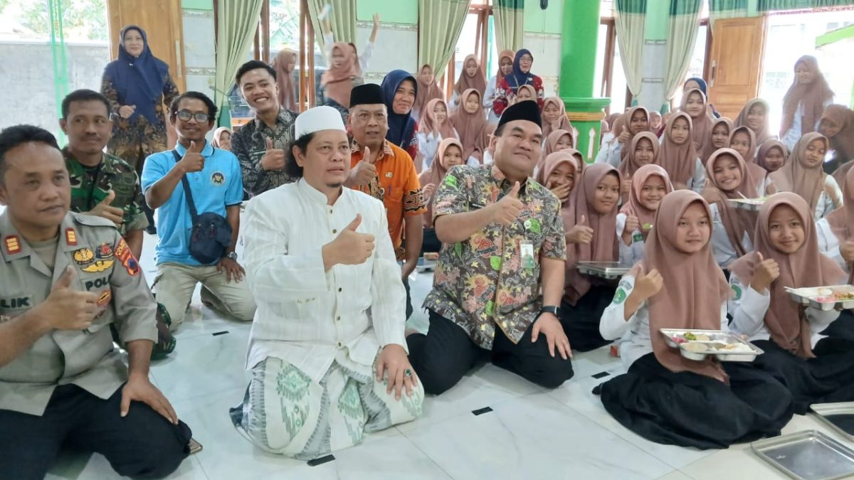 Bupati Blora Arief Rohman turun langsung meninjau penyaluran program MBG di Pondok Pesantren Walisongo, Desa Semawur, Ngawen, Blora.