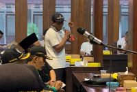 Salah satu petani tebu menyampaikan keluh kesahnya di Pendopo DPRD Blora 