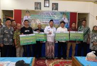 Bupati Arief menyerahkan bantuan paket budidaya lele kepada empat kelompok, masing-masing tiga di Desa Gedongsari dan satu di Desa Palon.