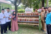 Bupati Blora, Arief Rohman bersama Ketua Baznas Blora, Sutaat menyerah bantuan kandang dan ayam petelor secara simbolis kepada penerima manfaat.