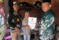 Ketua BAZNAS Blora berikan bantuan kesehatan kepada keluarga Suhantono disaksikan Kepala Desa Klopduwur, Kecamatan Banjarejo.