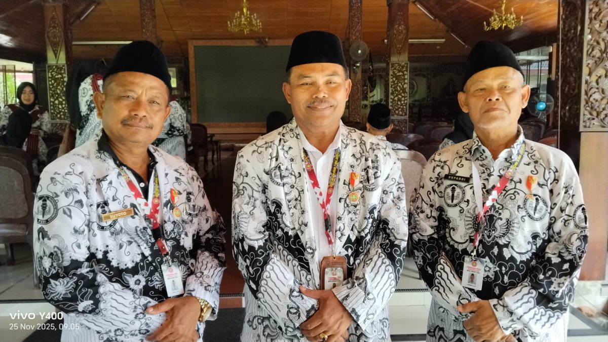 Tengah, Ketua PGRI Kabupaten Blora, Yatni.