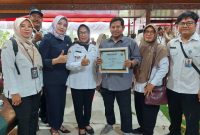 Wakil Bupati Blora, Sri Setyorini bersama petani milenial yang mendapat penghargaan di Pendopo Rumah Dinas Bupati Blora.