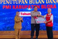 Ketua Bulan Dana PMI Blora 2025, AKBP Wawan Andi Susanto menyerahkan pengumpulan bulan dana secara simbolis kepada Ketua PMI Blora, Sutikno Slamet di Pendopo Rumah Dinas Bupati Blora.