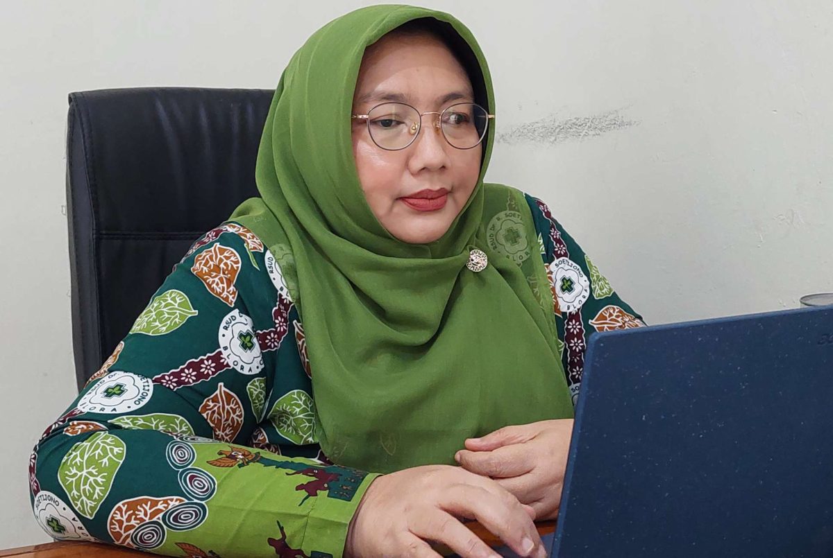 Kepala Bidang Pelayanan RSUD Blora, dr. Farida Laela di ruang kerjanya.