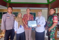 Lurah Mlangsen, Evi Kartikasari memberikan penghargaan kepada Ketua RT01 RW01 Sundoko atas keberhasilannya membudidayakan manggot.
