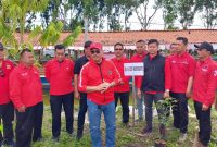Anggota DPR RI Edy Wuryanto bersama Ketua DPC PDI Perjuangan Blora Andita Nugrahanto bersama kader dalam rangka HUT Ketua Umum PDI Perjuangan Megawati Soekarnoputri di Desa Jejeruk, Blora.