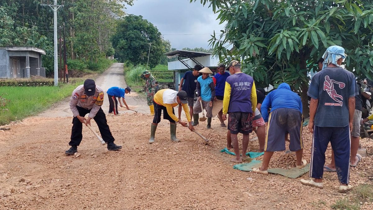Warga Desa Tempuran, secara swadaya melakukan gotong royong perbaikan jalan sepanjang 2 km.