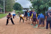 Warga Desa Tempuran, secara swadaya melakukan gotong royong perbaikan jalan sepanjang 2 km.