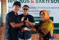 Wakil Bupati Blora, Sri Setyorini memberikan potongan tumpeng kepada Ketua PWI Blora, Heri Purnomo dalam perayaan Hari Pers ke 80 di Wisata Bayu Bening (WBB) Todanan, Blora.