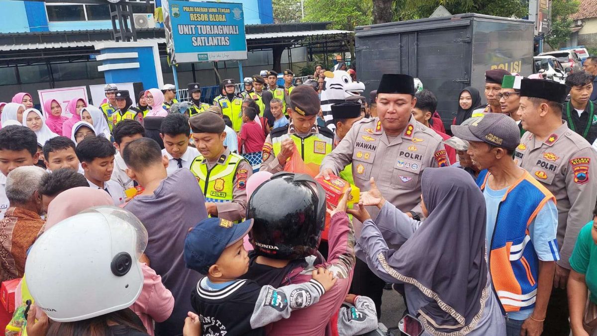 Kapolres Blora. AKBP. Wawan Andi Susanto bersama Wakapolres Blora, Kompol Slamet Riyanto membagikan ratusan takjil kepada masyarakat yang lewat di depan pos turjawali.