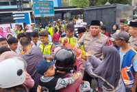 Kapolres Blora. AKBP. Wawan Andi Susanto bersama Wakapolres Blora, Kompol Slamet Riyanto membagikan ratusan takjil kepada masyarakat yang lewat di depan pos turjawali.