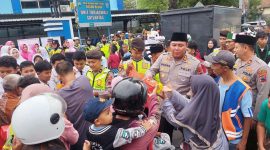 Kapolres Blora. AKBP. Wawan Andi Susanto bersama Wakapolres Blora, Kompol Slamet Riyanto membagikan ratusan takjil kepada masyarakat yang lewat di depan pos turjawali.