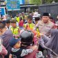 Kapolres Blora. AKBP. Wawan Andi Susanto bersama Wakapolres Blora, Kompol Slamet Riyanto membagikan ratusan takjil kepada masyarakat yang lewat di depan pos turjawali.