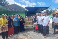 Ketua TP PKK Blora, Ainia Sholichah bersama Ketua BAZNAS Blora Sutaat saat memberikan bantuan kandang ayam petelor kepada dhuafa.