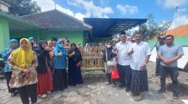 Ketua TP PKK Blora, Ainia Sholichah bersama Ketua BAZNAS Blora Sutaat saat memberikan bantuan kandang ayam petelor kepada dhuafa.
