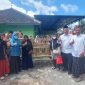 Ketua TP PKK Blora, Ainia Sholichah bersama Ketua BAZNAS Blora Sutaat saat memberikan bantuan kandang ayam petelor kepada dhuafa.