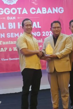 Zaenal Petir Raih Penghargaan IKADIN Semarang, Konsisten Beri Bantuan Hukum Rakyat Kecil.
