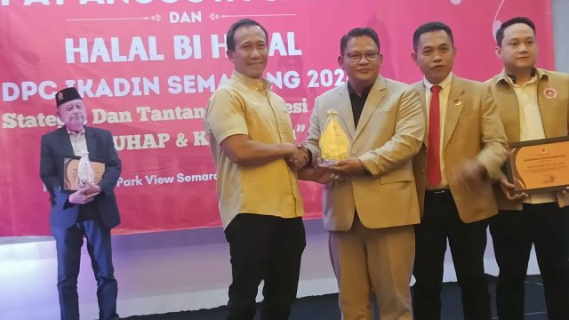 Zaenal Petir Raih Penghargaan IKADIN Semarang, Konsisten Beri Bantuan Hukum Rakyat Kecil.