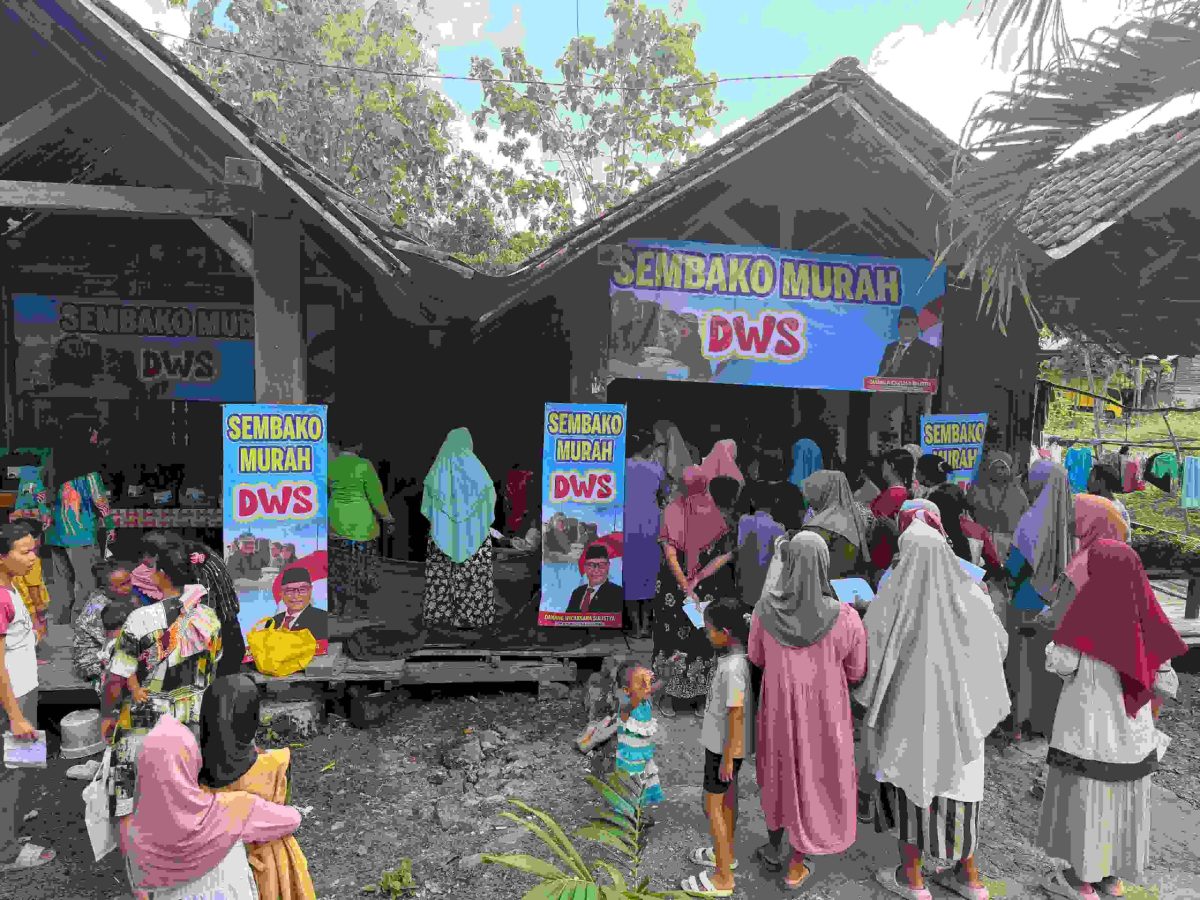 Kegiatan penyaluran paket sembako murah yang dilakukan Bolone Danang.