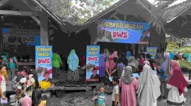 Kegiatan penyaluran paket sembako murah yang dilakukan Bolone Danang.